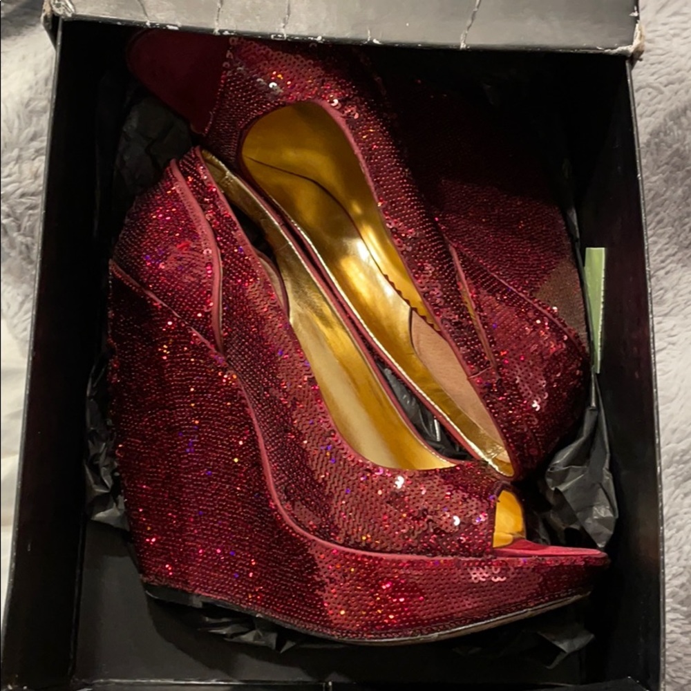 Report Signature Red Sequin Wedges Sz 7